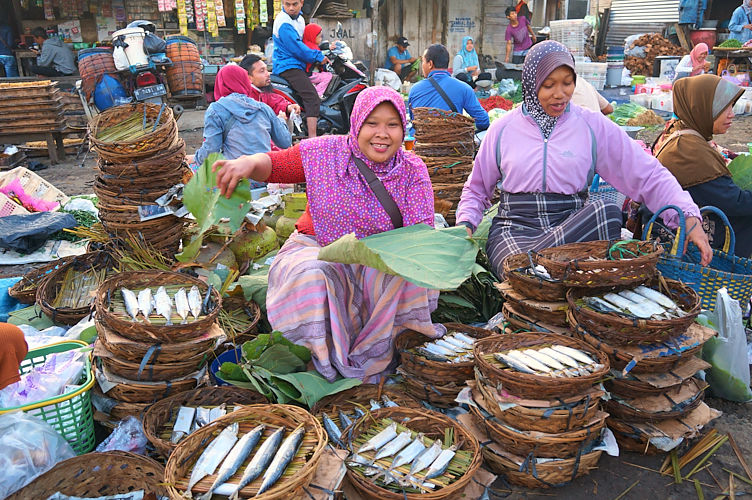 penjual ikan di pasar subuh