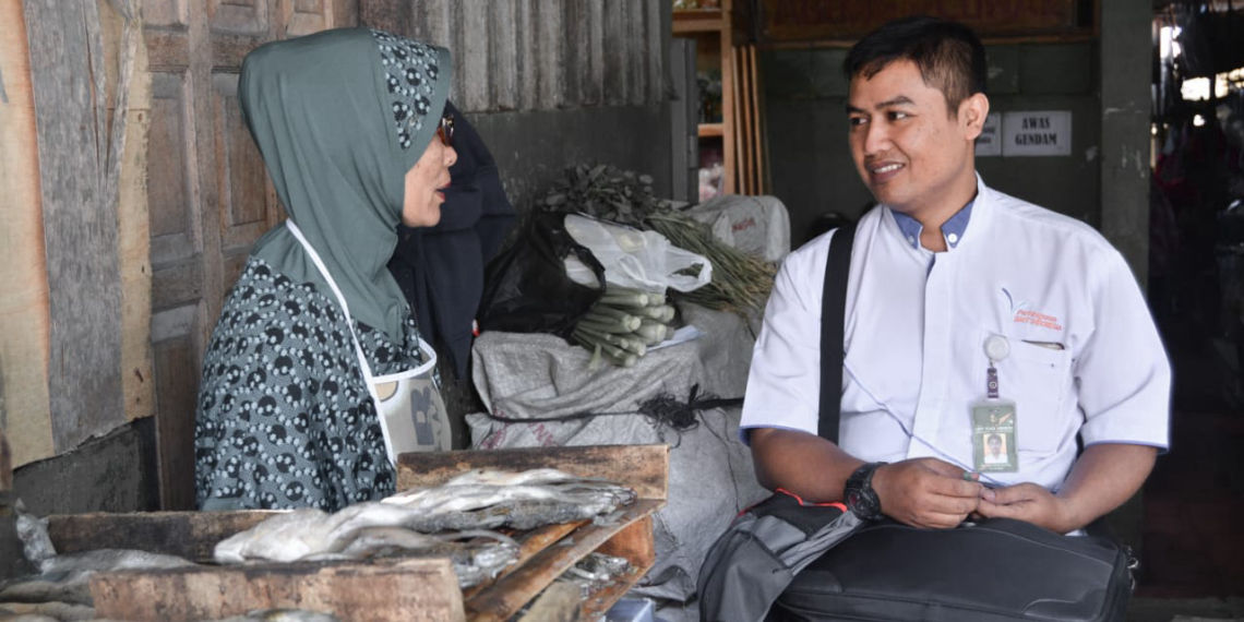 BMT Agent Visits Traditional Market Trader Customer